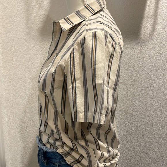Volcom cotton button down in tan with vertical stripes. Size Youth 12Y /EU L. - Picture 5 of 10